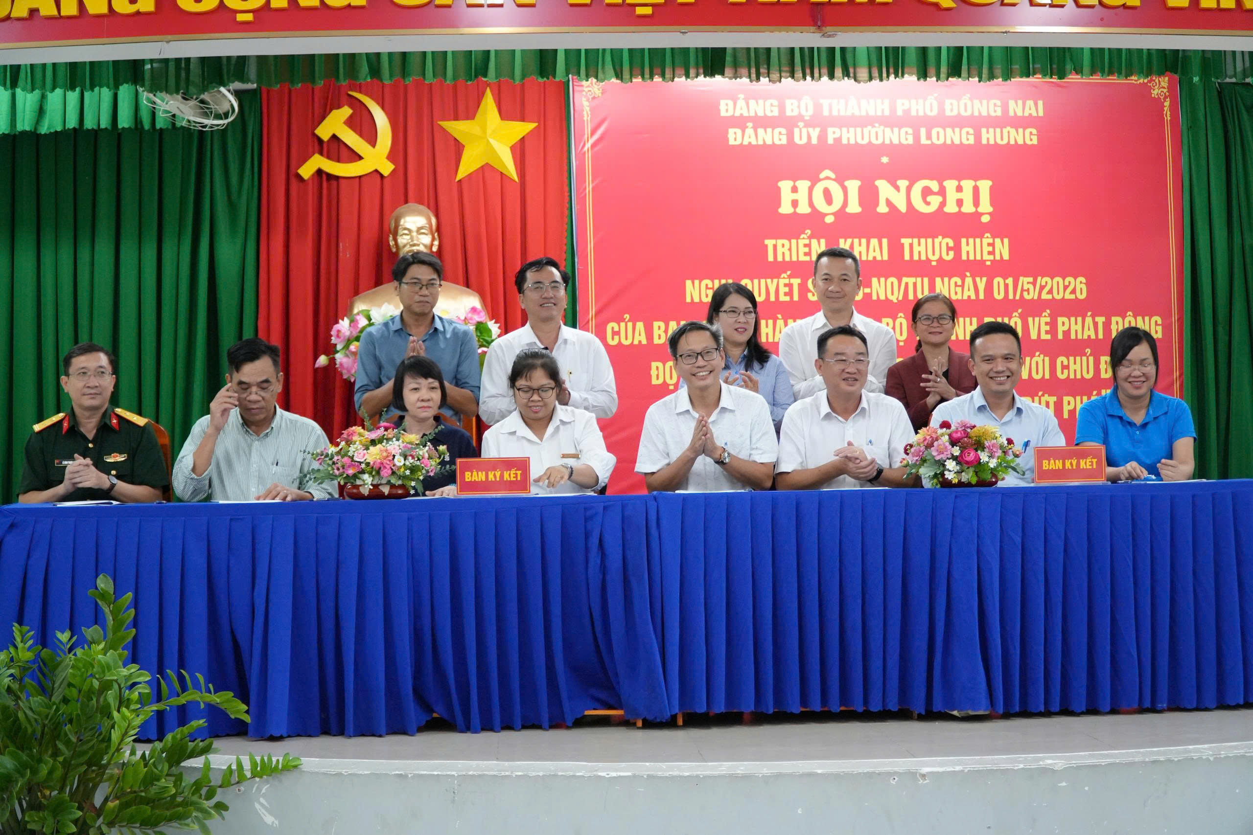Các cơ quan, đơn vị trên địa bàn phường Long Hưng ký kết giao ước thi đua thể hiện quyết tâm hoàn thành các mục tiêu, nhiệm vụ đề ra trong đợt thi đua đặc biệt