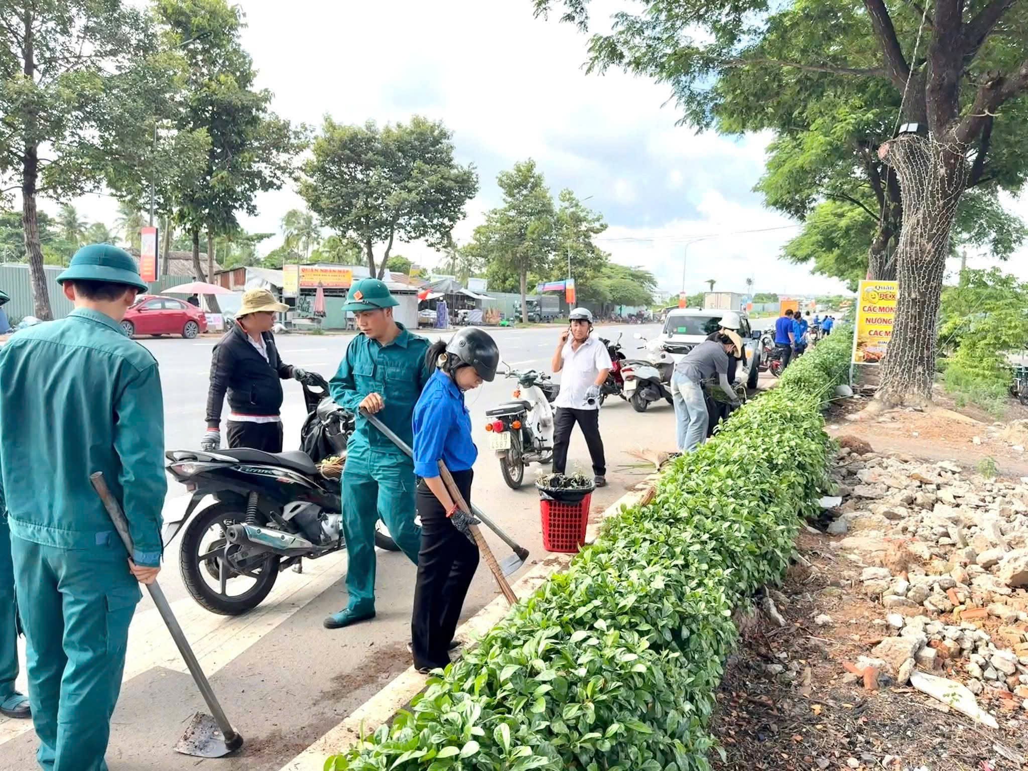Cán bộ công chức, đoàn viên hội viên phường Long Hưng ra quân VSMT Đại lộ Nguyễn Hữu Cảnh (Hương lộ 2)