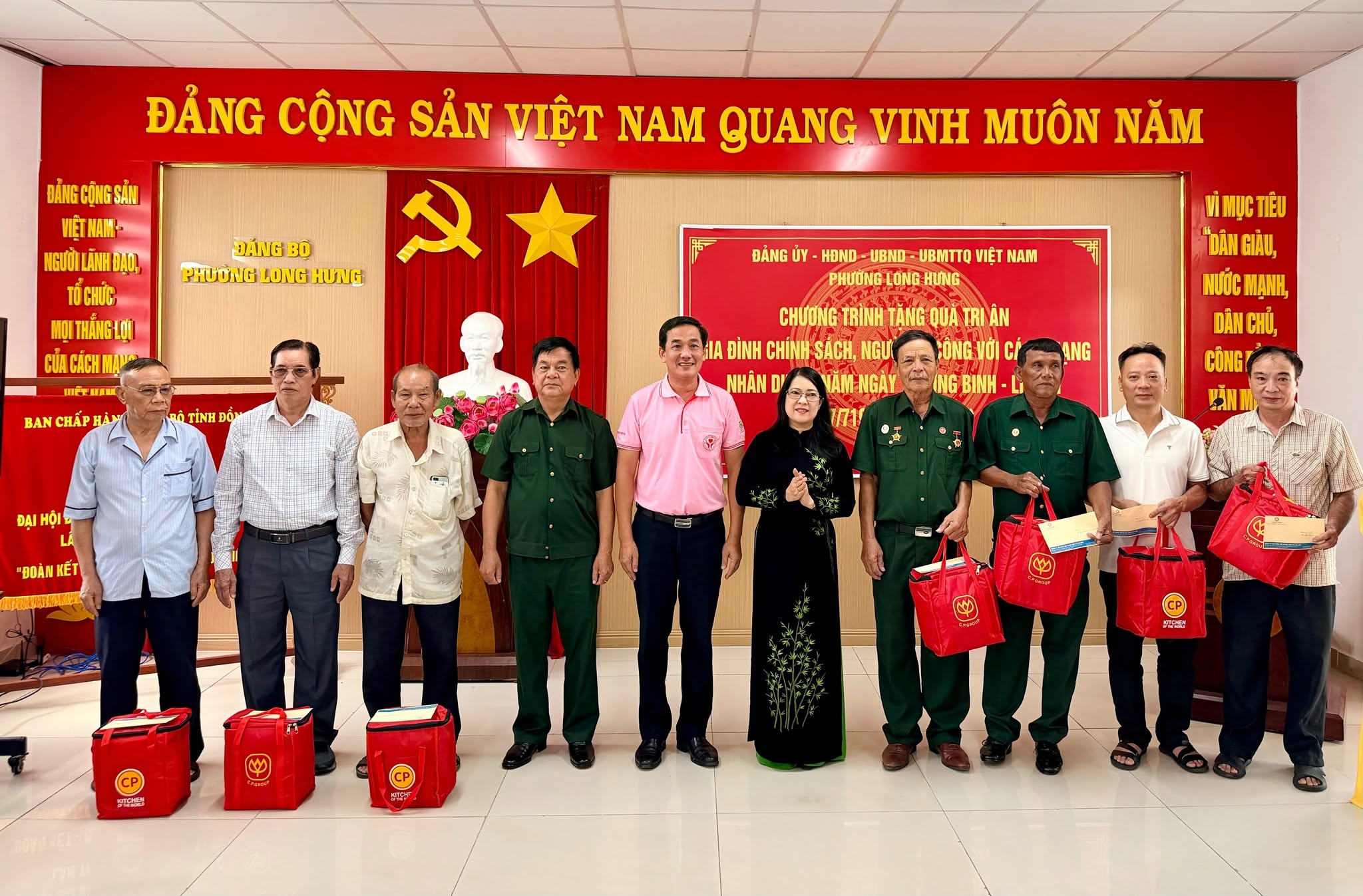 Đ/c Nguyễn Thị Như Ý - Thành ủy viên, Bí thư Đảng ủy, Chủ tịch HĐND phường Long Hưng và các đơn vị đồng hành tặng quà cho gia đình chính sách.