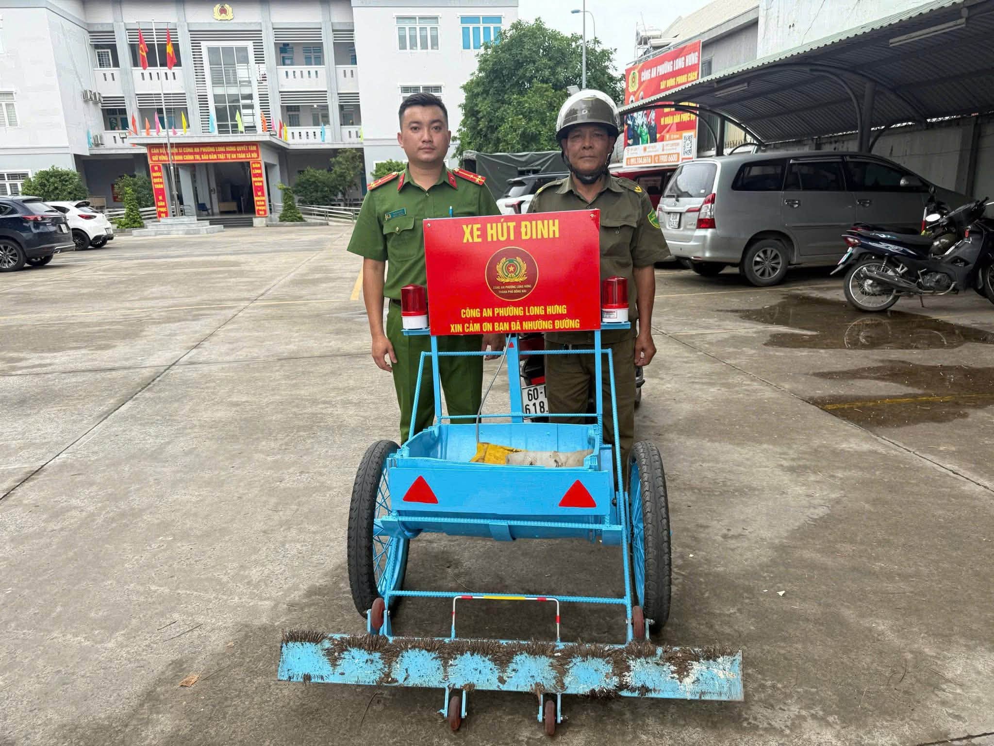 Xe hút đinh của Đoàn Thanh niên Công an phường Long Hưng