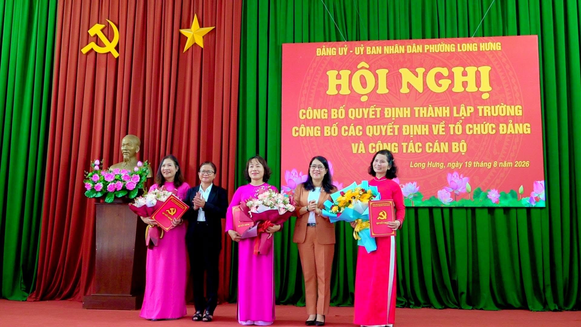 Đ/c Nguyễn Thị Như Ý - Thành ủy viên, Bí thư Đảng ủy, Chủ tịch HĐND phường Long Hưng (thứ hai từ phải qua) trao các quyết định về thành lập, sắp xếp các cơ sở giáo dục công lập tại trường Tiểu học Long Hưng (sau sắp xếp)