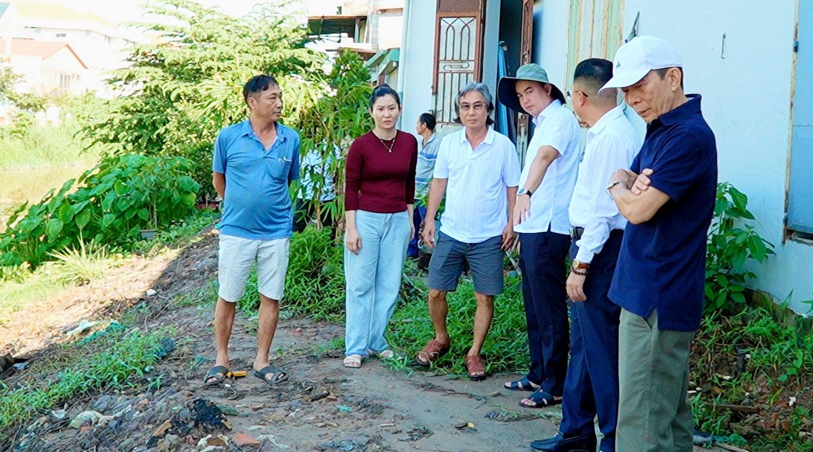 Đ/c Kiều Công Đức - Thường vụ Đảng ủy, Phó Chủ tịch UBND phường Long Hưng (người đội nón) vận động nhân dân phối hợp thực hiện dự án cải tạo suối Bà Lúa