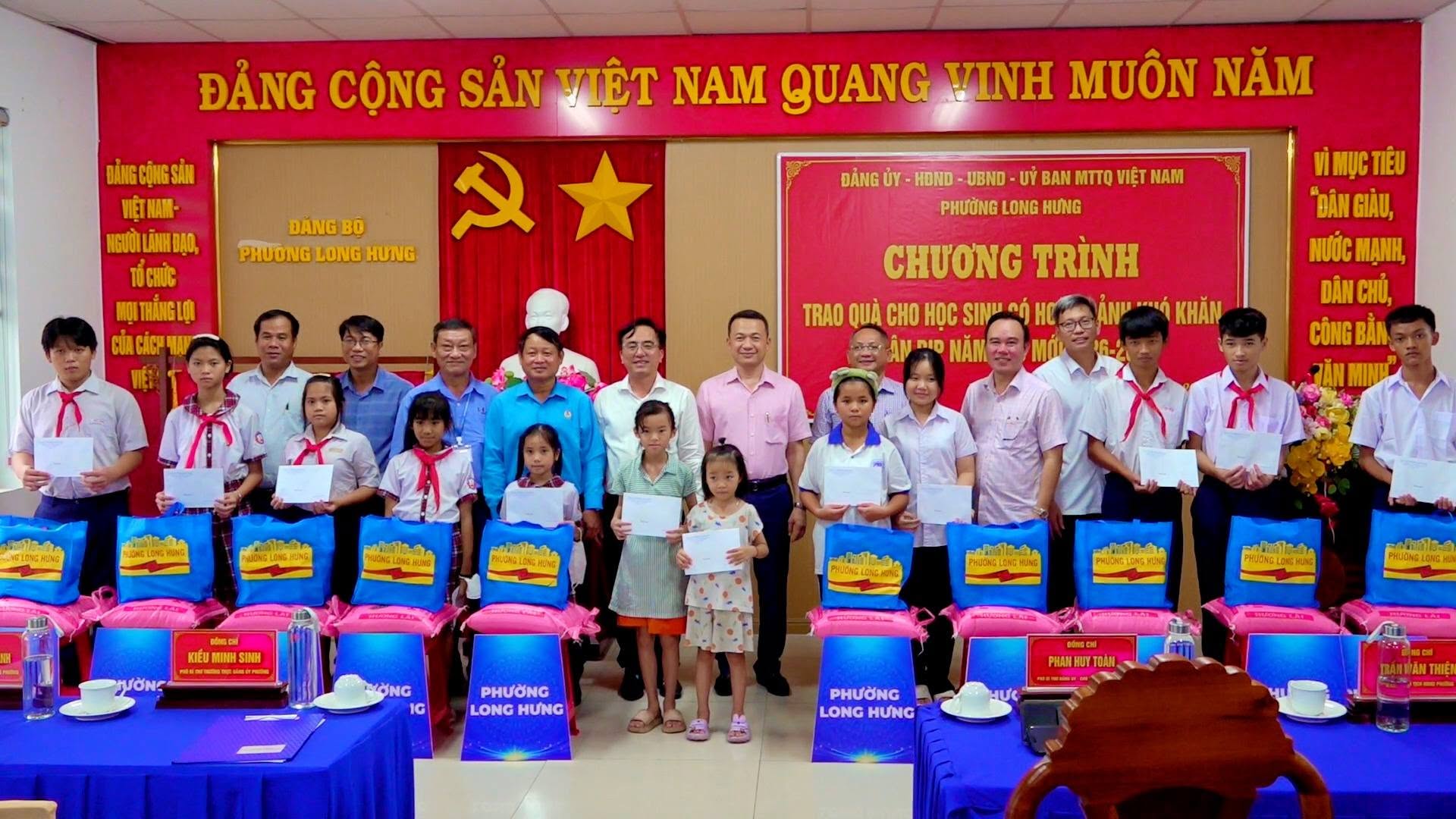 Đảng ủy, HĐND, UBND và Ủy ban MTTQ Việt Nam phường Long Hưng trao tặng 100 phần quà cho học sinh các cấp học có hoàn cảnh khó khăn trên địa bàn phường.