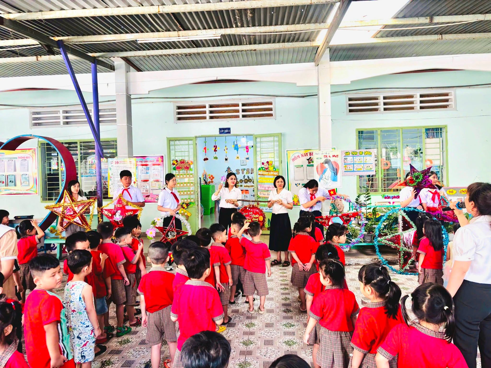 Thầy và trò Trường THCS Hòa Hưng tặng lồng đèn tự tay làm cho các bé Trường Mầm non Long Hưng