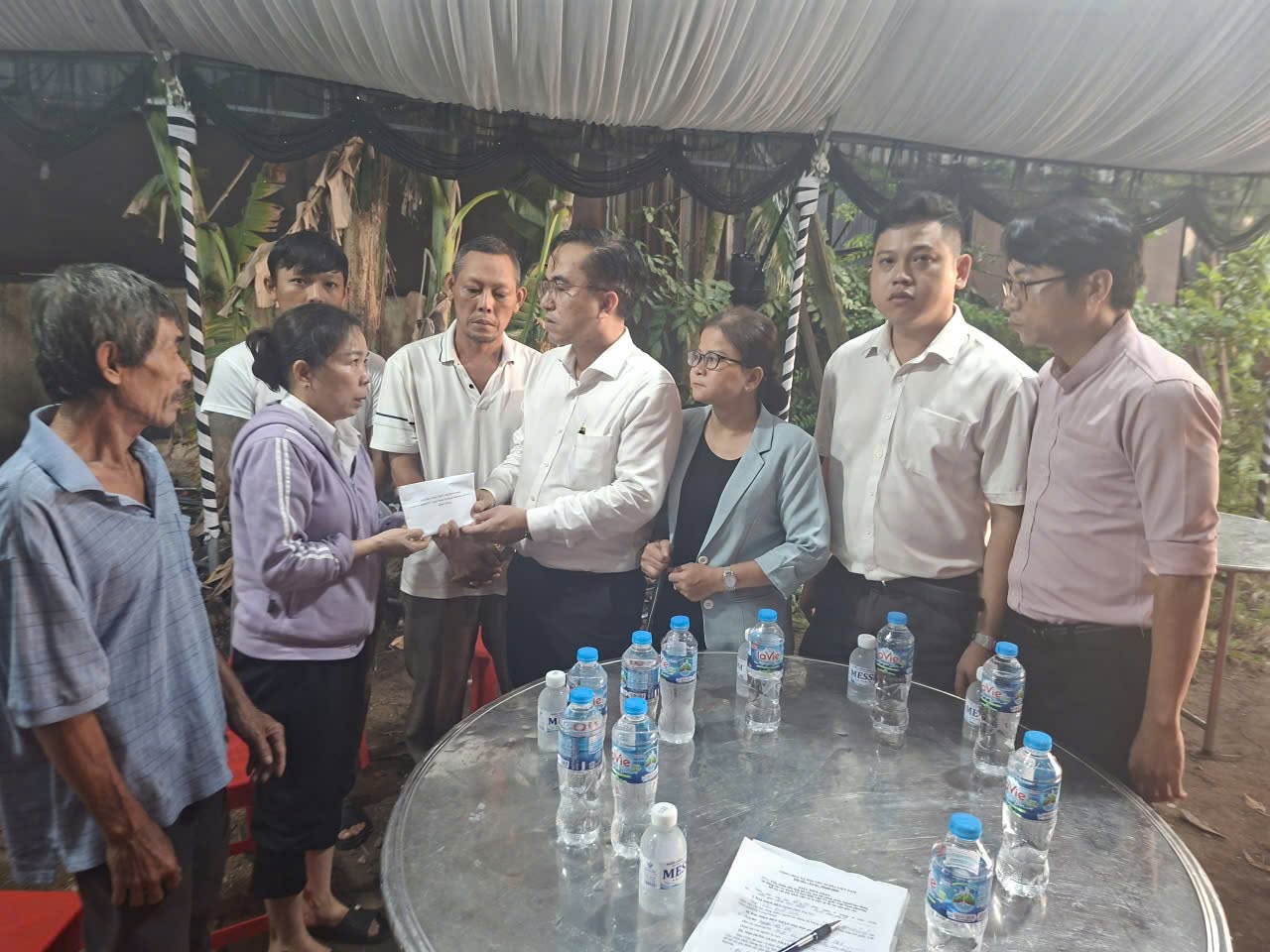Lãnh đạo phường Long Hưng thăm hỏi, hỗ trợ gia đình nạn nhân do tai nạn giao thông